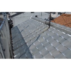 【施工後】
足場を組み、屋根瓦補修工事・ベランダ波板取り付け工事を行いました。
また、キッチンの取替え工事も行いました。