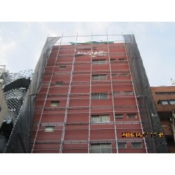 【施工後】
ビルの外壁塗装工事、樋など外装のウレタン塗装工事、サッシ廻り・クラック（ひび割れ）部分・目地のシーリング工事を行ないました。
