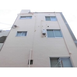 【施工後】
３階建てのオフィスビルの外壁１面を塗装しました。