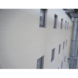 【施工後】
足場を組み、外壁塗装工事・樋や鉄部のウレタン塗装工事・屋根塗装工事を行いました。