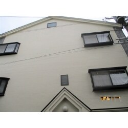 【施工後】
築２０年近く経過している戸建て住宅です。
今回、雨漏りが発生したため外壁・屋根工事を考えるようになったそうです。
（全体の施工期間は１９日間でした。）