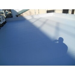 【施工後】
会社の屋上（陸屋根）の防水工事を行いました。
屋上は通常の三角屋根と比べると勾配がほとんどなく平らで、水が溜まりやすい構造になっているため、防水工事は必須です。