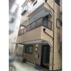 【施工後】
足場を組み、外壁塗装工事・屋根塗装工事を行いました。
梅雨の時期で雨が多かったため、全体の工期は１ヶ月間です。