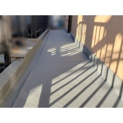 【施工後】
集合住宅の２階、共用廊下の補修・防水工事を行ないました。
全体の工期は１週間です。