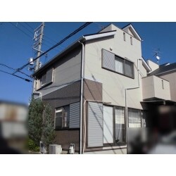 【施工後】
足場を組み、外壁塗装工事・屋根塗装工事・ベランダとバルコニーの防水工事を行ないました。
全体の工期は１２日間です。