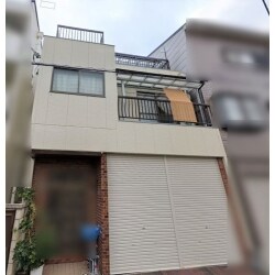 【施工後】
足場を組み、外壁塗装工事・陸屋根防水工事・ベランダ防水工事を行ないました。
全体の工期は２０日間です。