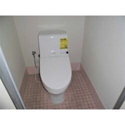 【施工後】
トイレ改修工事（和式から洋式へ変更）、トイレ新設工事、それぞれに換気扇取り付け工事を行ないました。
全体の工期は約１週間です。