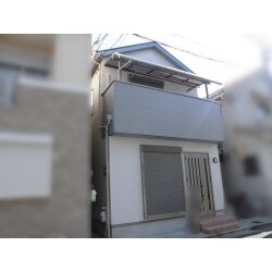 【施工後】
足場を組み「外壁塗装工事・屋根塗装工事・ベランダ防水工事」を行ないました。
全体の工期は約２週間です。