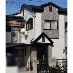【施工後】
足場を組み「外壁塗装工事・屋根重ね葺き工事（カバー工法）」を行ないました。
全体の工期は２週間です。