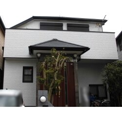 【施工後】
２階建ての戸建て住宅。
４面に足場を組み「外壁塗装工事・屋根塗装工事・ベランダ防水工事」を行ないました。
全体の工期は１３日間です。