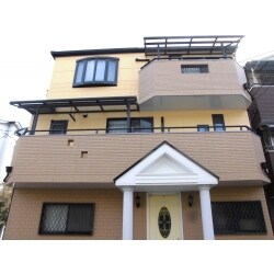【施工後】
３階建ての戸建て住宅。
４面に足場を組み「外壁塗装工事・屋根塗装工事」を行ないました。
全体の工期は２４日間です。