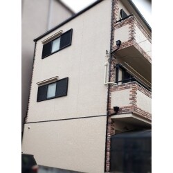 【施工後】
３階建ての戸建て住宅です。
足場を組み「外壁塗装工事・屋根塗装工事」を行ないました。
全体の工期は２１日間です。