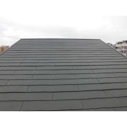【施工後】
今までの屋根の上に新しい屋根を作る方法です。
「重ね葺き」「カバー工法」と呼ばれています。
工期は約３週間です。