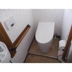 足に負担無く座りやすい高さのトイレにしました。