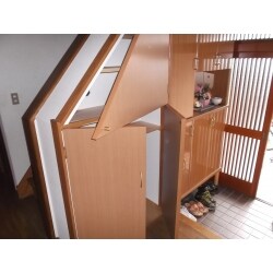 今の下駄箱の奥行き、階段の手摺の形状にあわせた収納をつくりました。