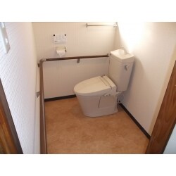 入口からトイレまで連続した手摺を取付けたトイレです。