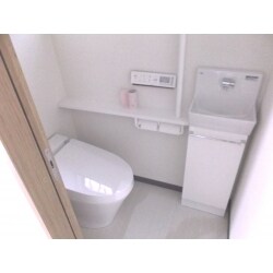 入口の位置を変え、手洗いを分離し、手摺を取付、使いやすくしました。