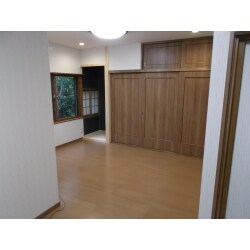 洗面所とお風呂の配置を変更し、１坪タイプのユニットバスを入れるようにしました。和室もLDKと一緒にして、押入や床の間を違和感のないように再構築しました。