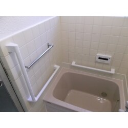 浴槽を取替え、手摺を取付けました。