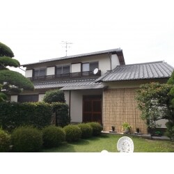 外壁・木製手摺・雨戸・樋・軒天・玄関建具等の塗装をしました。
