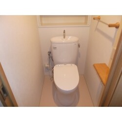 取替えてきれいになったトイレです。内装も貼替えました。