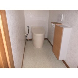 タンクレストイレに取替え、色も統一して、すっきりと綺麗なトイレになりました。