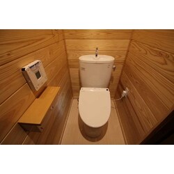 木の温もりを感じる落ち着きのあるトイレ空間