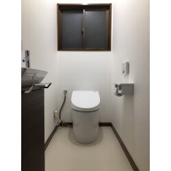 使用頻度が低くなった小便器から手洗い器に変更し、タンクレストイレをつけることでスタイリッシュなレストルームへとなりました。