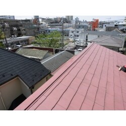 一見どこを直したかわかりづらいですが一番頂上の棟の板金の中の下地を取り換えました。棟の板金自体はまで使えたので現状の物を使用することで費用を抑えました。