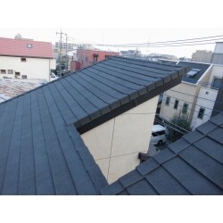 ニチハ・パミールのコロニアル屋根に防水ルーフィングを敷き、ディプロマット屋根を葺きました。
