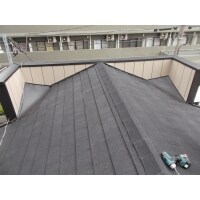 化粧スレート屋根（コロニアル）の上に高耐久屋根を重ね葺き