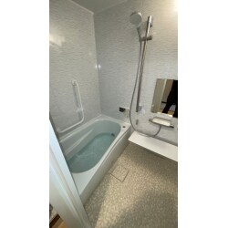マンションのユニットバス現場になります。手すりを付けて、断熱浴槽を入れました。
