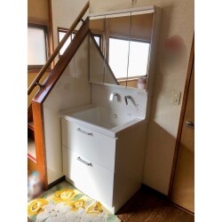 洗面化粧台の水栓レバーが折れてしまい、水栓交換のお問い合わせを頂きました。交換前の物が、収納が少なく、使いにくい感じがしましたので洗面化粧台全体の交換となりました。