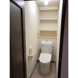 マンショントイレリフォームを行わせて頂きました。トイレ後方の造作棚も工事させて頂きました。マンションのトイレリフォームは排水位置によって取付可能なものが違いますので、現地調査が必須となります。お客様にもご協力頂きますが、出来る限りお客様のご希望に沿う商品をご案内いたします。ご希望の商品が取付可能か、心配な点等ございましたら、お気軽にお申し付けください。