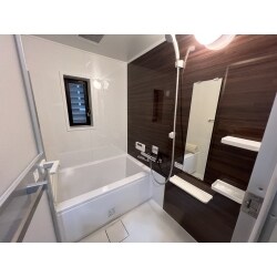 ユニットバスの交換と、トイレの交換をさせて頂きました。トイレリフォームは壁面収納があるモデルとなります。施工写真をご覧ください。