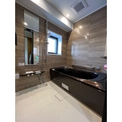 マンションリフォームをまとめて行わせて頂きました。ユニットバスとトイレにを交換致しました。トイレの画像は工事個所からご覧ください。商材も色々なモデルがありますので、お客様の好みに合う一点をお探し、ご提案いたします。