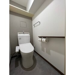 マンションのトイレリフォームを行わせて頂きました。今回のお客様は床面、壁面の貼り換え、機器の入れ替え、オプション品の取付を行いました。施工前写真をご覧になりますと、お分かりいただけると思いますが、壁紙の色味、床の色味で空間の印象がガラリと変わります。今お使いのトイレ空間がお気に入りでなければ、思い切ってやりたいようにリフォームしてみてはいかがでしょうか。