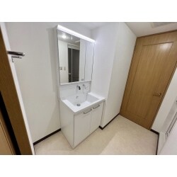 マンションリフォームの洗面化粧台を交換致しました。今使っている洗面化粧台交換が大きすぎるので、小さくて、使い勝手の良いモデルを選定してほしいとのお問合せを頂きました。お客様のお悩みを伺いましてご選定致しますので、お気軽にご相談ください。