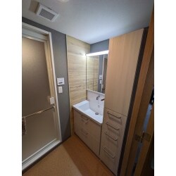 ワイドが広い洗面化粧台から、収納力が多い洗面化粧台へ交換しました。オプションの収納棚との組み合わせで統一感が良く、綺麗なうえ、収納が増えました。収納が少ないお客様は洗面化粧台交換の際に、洗面化粧台のスペースを小さくして、収納を増やすなど組み合わせ次第で、空間をより有効活用できます。ご相談ください。