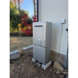 給湯器の交換工事です。凍結が気になるとのことでしたので配管工事も合わせて行わせて頂きました。また2穴タイプの給湯器の場合、今後ユニットバスなどに交換変更する時に、対応できない場合等もありますので、今後を見据えて交換工事を行わせて頂きました。