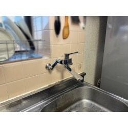 漏水してしまい、直せなくなってしまった。年数も経っていたので交換してほしいとお客様よりご用命がありました。水栓工事も承っておりますのでお問合せください。