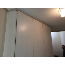 収納扉の交換工事を行いました。