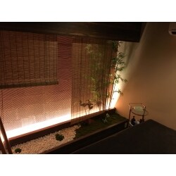 エステサロンを改装しました　施術ベッドの横は簾がかかる和風空間　間接照明が穏やかな気持ちになれます
