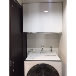 多くのお宅で洗濯機の上部には空間があると思います。　この場所に収納がありましたら便利ですよね。洗剤、物干金物、その他ストックしたい物などなど、すっきりと収納できます。扉はカラーバリエーションございます。洗面化粧台とのメーカー、色合わせなどもご相談ください。