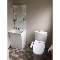 事務所の女子トイレを改装しました。広さがあったので、そこでお化粧直しや歯磨きもできるよう洗面化粧台を設置しました。収納もあるので、皆さんポーチ置き場にされているそうです。