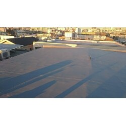 酷い不陸調整のみでコストを抑え塩ビシートで覆い全面的な防水性能の維持向上を図る