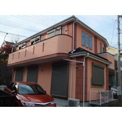 屋根：ガルバリウム鋼板屋根材にて「直接下葺き材張りカバー工法」　外壁：ジョリパットフレッシュ　附帯物：ファインSi