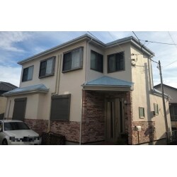 屋根：サーモアイSi　色：クールベビーブルー
外壁：ナノコンピジト　色：規格色N-12（クリーム）
附帯物：ファインSi　色：N90（白）