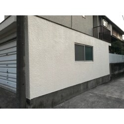 鉄筋爆裂補修後に成形、吹付模様の復元、通常の塗装作業で補修。　隣地が駐車場でリスクの高い状況が続いていたのでこれで一安心です。