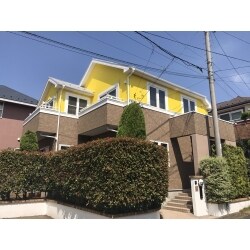 外壁：日本ペイント/オーデフレッシュSi（黄色）施工の後同社防汚コーティング「クリスタコート」塗布